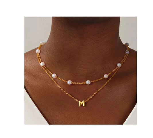 Kaklo papuošalas su raide „M“ ir perliukais